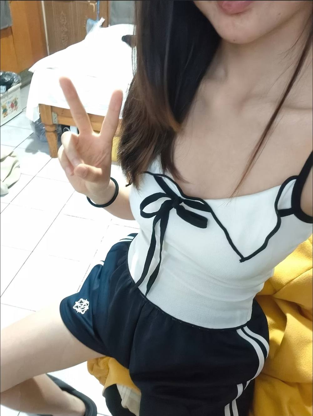 美女也会emo～发布的第1张图片
