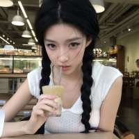 装忧郁被狗追。头像